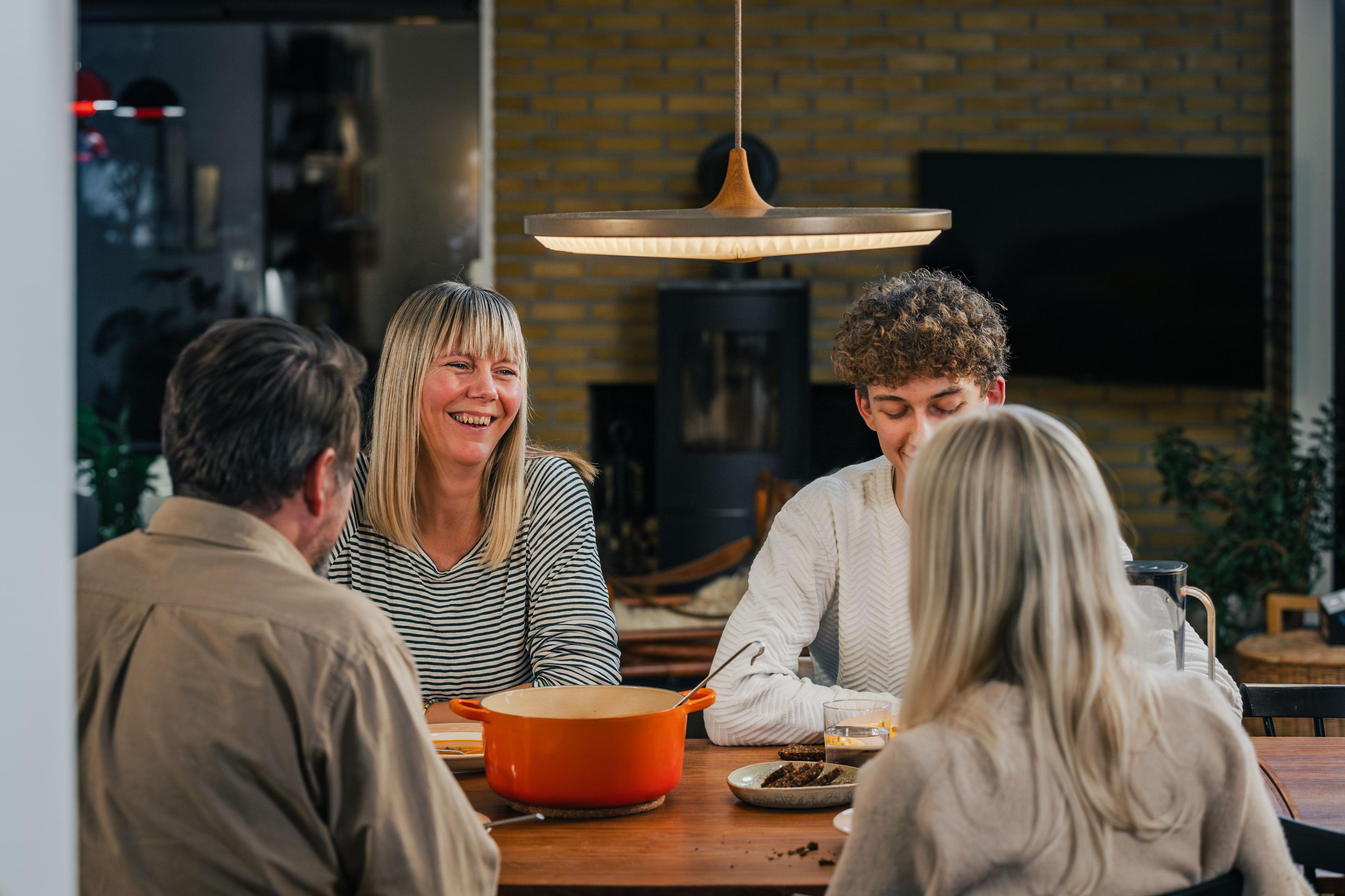 Familie sidder med aftensmaden